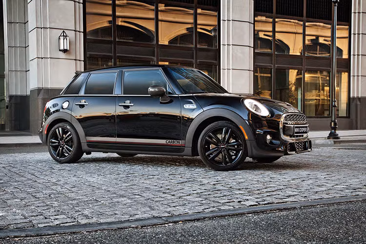 Vốn là một chiếc Mini Cooper S 4 cửa mui cứng nguyên bản, được trang bị thêm gói độ John Cooper Works Pro rất nhiều chi tiết trên xe được cấu tạo từ chất liệu carbon siêu nhẹ bao gồm: hốc hút gió, ốp gương và cặp ống xả phía sau xe.