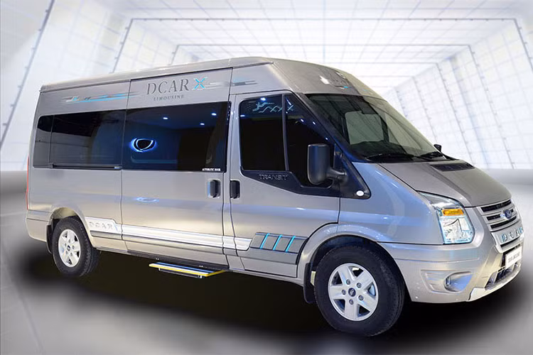 Trên xe còn được trang bị đầu DVD 2 DIN tích hợp GPS, camera lùi hỗ trợ đắc lực cho các tài xế trên từng chặng đường... Được biết, mẫu xe này chỉ được sản xuất 99 chiếc và có giá bán khoảng 1,248 tỷ đồng.