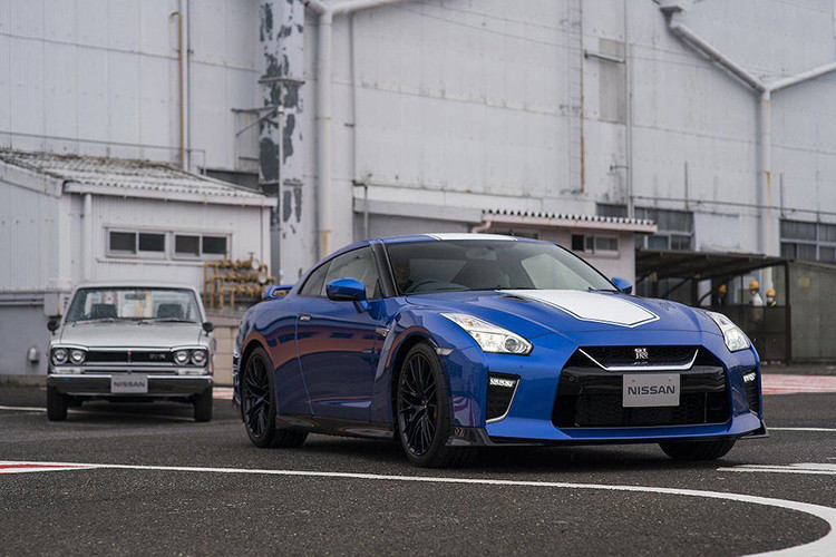 Phiên bản đặc biệt 50th Anniversary của GT-R thế hệ R35 mới nhất nhằm để kỷ niệm 50 năm gia nhập thị trường Mỹ của dòng sản phẩm Nissan GT-R. Điểm nhấn của mẫu xe này chính là thiết kế của nó có nhiều yếu tố mang tính biểu tượng trong lịch sử lâu đời của dòng GT-R.