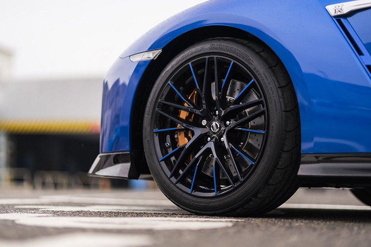 Ngoài màu sơn xanh Bayside Blue, khách hàng mua Nissan GT-R 50th Anniversary Edition 2020 còn có thể chọn lựa màu trắng ngọc trai Pearl White với các sọc đỏ hoặc màu sơn bạc Super Silver với các sọc trắng. Điều này cho thấy hãng xe Nissan rất chịu chơi ở các màu sơn của Nissan GT-R phiên bản kỷ niệm 50 năm.