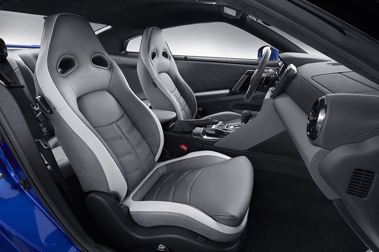 Sức mạnh của Nissan GT-R 50th Anniversary Edition 2020 đến từ động cơ V6, dung tích, 3.8 lít, tăng áp kép, sản sinh ra công suất tối đa 565 mã lực và mô-men xoắn cực đại 633 Nm. Hãng xe Nhật Bản đã nâng cấp một chút cho động cơ này bằng việc bổ sung cặp tăng áp mới cho phản ứng tốt hơn ở vòng tua thấp và cải thiện 5% về tiết kiệm nhiên liệu. Các ống xả cũng được tối ưu hóa hơn, lắp đặt thêm bộ giảm âm bằng titan mới.