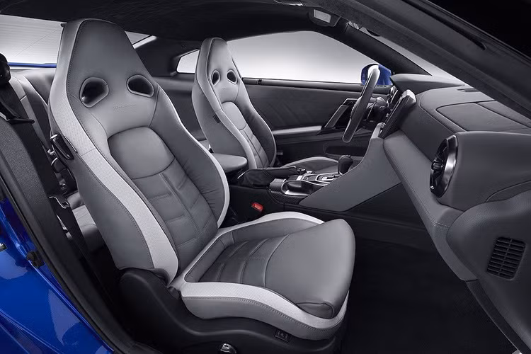 Sức mạnh của Nissan GT-R 50th Anniversary Edition 2020 đến từ động cơ V6, dung tích, 3.8 lít, tăng áp kép, sản sinh ra công suất tối đa 565 mã lực và mô-men xoắn cực đại 633 Nm. Hãng xe Nhật Bản đã nâng cấp một chút cho động cơ này bằng việc bổ sung cặp tăng áp mới cho phản ứng tốt hơn ở vòng tua thấp và cải thiện 5% về tiết kiệm nhiên liệu. Các ống xả cũng được tối ưu hóa hơn, lắp đặt thêm bộ giảm âm bằng titan mới.