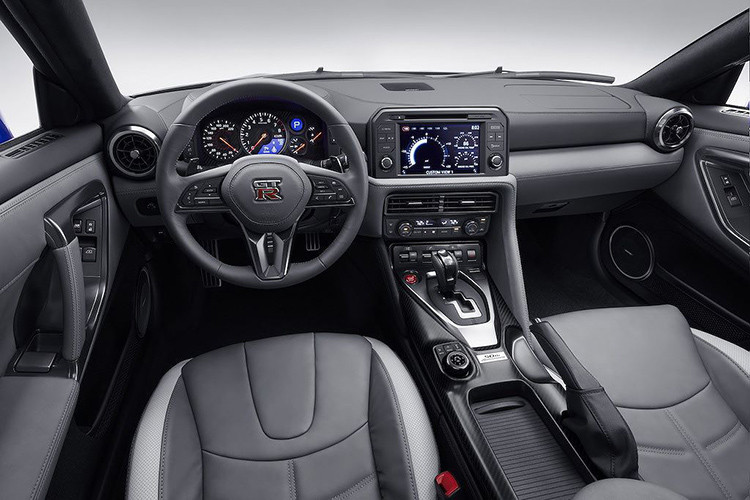 Dù chọn bất cứ màu sơn nào, bên trong Nissan GT-R 50th Anniversary Edition 2020 cũng sẽ được hoàn thiện trong cấu hình màu xám. Xe sở hữu vô lăng độc đáo, núm cần số đặc biệt, những chiếc ghế thể thao, trần bọc Alcantara, tấm che nắng, bảng táp-lô còn được bọc da Nappa thủ công tinh tế với độ chính xác theo phong cách Takumi của Nhật Bản.