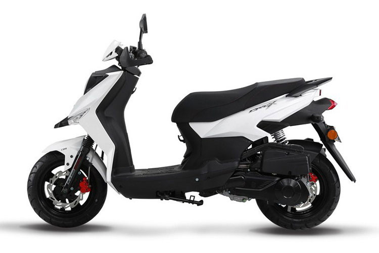 Tại Đài Loan, xe ga SYM CroX + 150 sẽ cạnh tranh với đối thủ BWS-R 2018 hay X-Ride 2018 tại phân khúc xe ga thể thao. Về thiết kế, xe sở hữu vẻ ngoài khá trẻ trung và thể thao, thể hiện rõ nét nhất qua thiết kế ghi đông trần, được trang bị kèm mặt nạ và cặp chắn bảo về tay.
