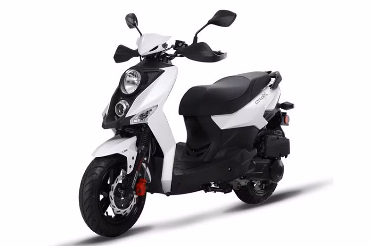 Giá xe SYM CroX + 150 mới tại thị trường quê nhà Đài Loan được niêm yết ở mức 11.715 Tệ (tương đương khoảng 39,75 triệu đồng), bao gồm hai lựa chọn màu là Đen và Trắng. Hiện chưa có thông tin mẫu xe này sẽ xuất hiện tại các thị trường khác trong đó có Việt Nam hay không?