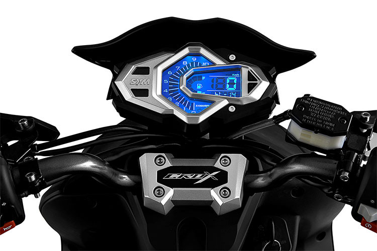 Đầu xe có thiết kế ấn tượng với mũi mặt nạ nhọn, có phần giống dè phụ ở trên là đèn pha dạng tròn, được chia thành hai phần rõ rệt, tuy nhiên vẫn chưa được ứng dụng công nghệ LED mà vẫn sử dụng bóng sợi đốt truyền thống. Hai bên mép dưới của mặt nạ là đèn xi nhan thiết kế khá đẹp. 