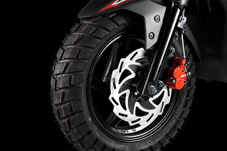 Yên xe thiết kế liền mảnh, tuy nhiên được chia thành hai phần khá rõ rệt mang phong cách hơn, cùng với đó là thiết kế bằng phẳng, tránh tình trạng bị dồn về phía trước với các loại yên dốc. Sàn để chân của xe có thiết kế khá rộng rãi, giúp người dùng có tư thế ngồi thoải mái.