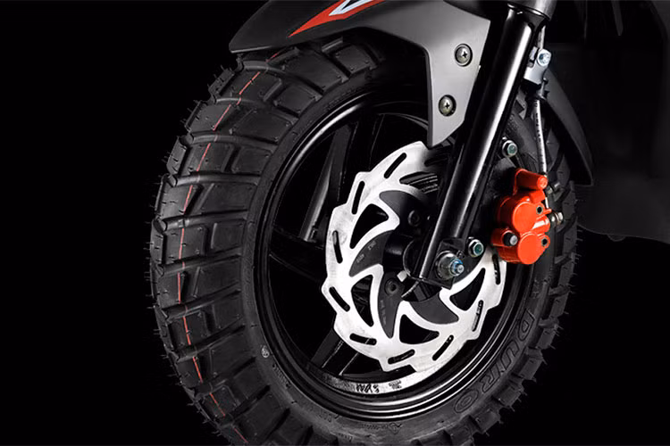 Yên xe thiết kế liền mảnh, tuy nhiên được chia thành hai phần khá rõ rệt mang phong cách hơn, cùng với đó là thiết kế bằng phẳng, tránh tình trạng bị dồn về phía trước với các loại yên dốc. Sàn để chân của xe có thiết kế khá rộng rãi, giúp người dùng có tư thế ngồi thoải mái.