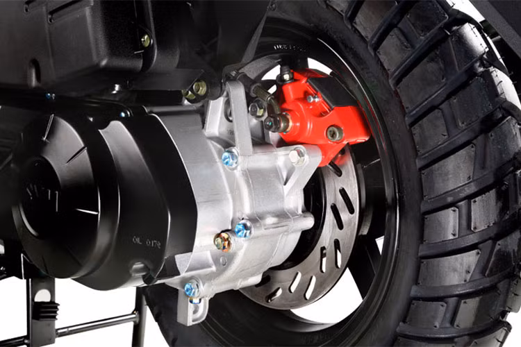 Về mặt trang bị, SYM CroX + 150 sở hữu hệ thống treo gồm cặp phuộc trước dạng ống lồng hành trình dài, hệ thống treo sau là cặp giảm xóc lò xo trụ đơn. Bên cạnh đó, xe còn được trang bị cặp vành đúc hợp kim kích thước 12 inch. Đi kèm là cặp phanh đĩa trước và phanh đĩa đơn ở sau, tích hợp hệ thống phanh kết hợp CBS.