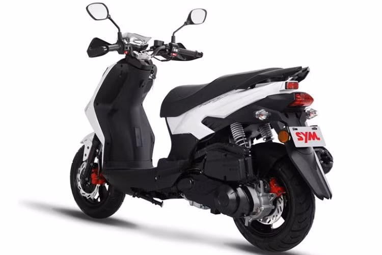 Phong cách thể thao của xe cũng thể hiện rất rõ ở đuôi xe với thiết kế gọn gàng sắc sảo, đèn hậu tách rời, lồi hẳn về phía sau và sử dụng bóng LED. Nhìn chung, mẫu xe ga SYM CroX + 150 phiên bản mới này có ngoại hình khá giống với một chiếc xe môtô adventure. 