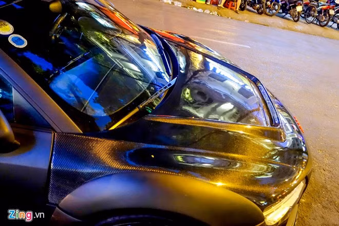 Nắp ca-pô Audi R8 bằng nhôm nguyên bản cũng được thay bằng nắp ca-pô carbon hầm hố hơn, đồng thời giúp trọng lượng giảm vài kg.