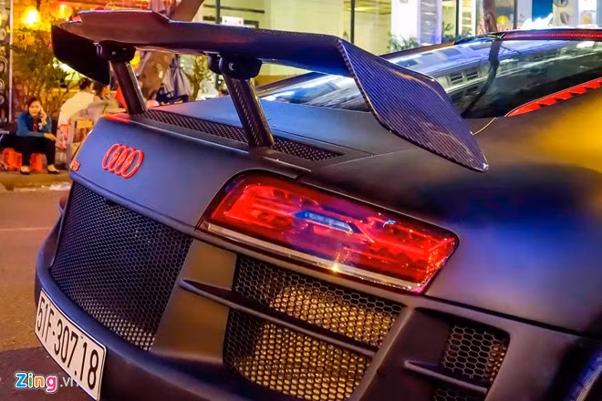 Cánh gió lớn bằng sợi carbon là món đồ chơi đắt giá, biến R8 thành chiếc xe mang phong cách loại xe đua GT.