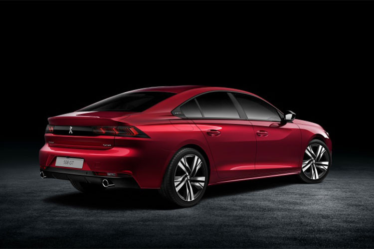 Thiết kế ngoại thất của Peugeot 508 bản 2019 lấy cảm hứng từ những mẫu xe concept như Exalt và Instinct. Xe được trang bị đèn pha LED, dải đèn LED định vị ban ngày kéo dài xuống cản trước độc đáo và lưới tản nhiệt mạ crôm theo mô típ bàn cờ. Một điểm đặc biệt của mẫu sedan cỡ trung này là dòng 508 trên nắp capô, nằm cao hơn logo Peugeot.