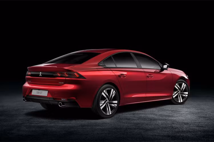 Thiết kế ngoại thất của Peugeot 508 bản 2019 lấy cảm hứng từ những mẫu xe concept như Exalt và Instinct. Xe được trang bị đèn pha LED, dải đèn LED định vị ban ngày kéo dài xuống cản trước độc đáo và lưới tản nhiệt mạ crôm theo mô típ bàn cờ. Một điểm đặc biệt của mẫu sedan cỡ trung này là dòng 508 trên nắp capô, nằm cao hơn logo Peugeot.