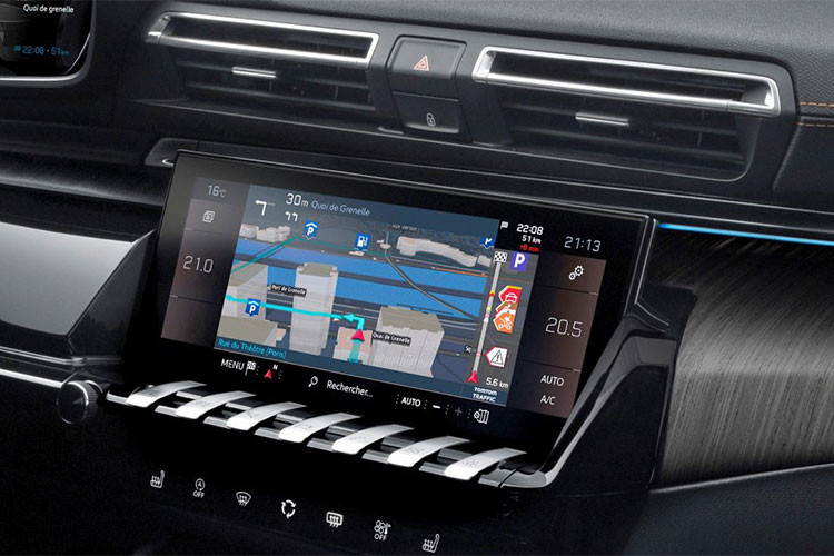 Thêm vào đó là hệ thống i-Cockpit Amplify với 2 chế độ Boost và Relax, thay đổi các cài đặt về cường độ ánh sáng, màu màn hình, âm thanh cũng như tính năng mát-xa của ghế. Ngoài ra, i-Cockpit Amplify còn có thể điều chỉnh cả hiệu suất vận hành của xe (thay đổi giữa các chế độ lái Eco, Sport, Comfort và Normal) hay hệ thống treo giảm chấn chủ động.