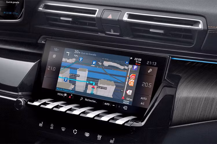 Thêm vào đó là hệ thống i-Cockpit Amplify với 2 chế độ Boost và Relax, thay đổi các cài đặt về cường độ ánh sáng, màu màn hình, âm thanh cũng như tính năng mát-xa của ghế. Ngoài ra, i-Cockpit Amplify còn có thể điều chỉnh cả hiệu suất vận hành của xe (thay đổi giữa các chế độ lái Eco, Sport, Comfort và Normal) hay hệ thống treo giảm chấn chủ động.
