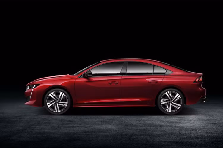 Ở thế hệ mới, Peugeot 508 được thiết kế theo phong cách khí động học hơn với kiểu dáng fastback mượt mà nhưng không kém phần thực dụng. Mẫu xe này được trang bị phần đầu có thiết kế táo bạo hơn nhưng chắc hẳn không phải ai cũng có thể thích những chi tiết hình giọt nước, nóc xe dốc về phía sau, cửa không khung và đuôi xe thụt sâu.