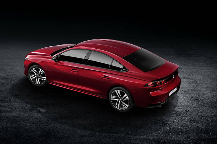 Bên sườn của Peugeot 508 2019 xuất hiện bộ la-zăng có kích thước dao động từ 16 - 19 inch. Đằng sau là cụm đèn hậu LED 3D nằm trong thanh ngang màu đen bóng. Chiều dài tổng thể của xe là 4.750 mm (giảm 80 mm) và chiều cao chỉ 1.400 mm (giảm 60 mm). Ngay cả chiều dài cơ sở cũng giảm 24 mm xuống còn 2.750 mm.