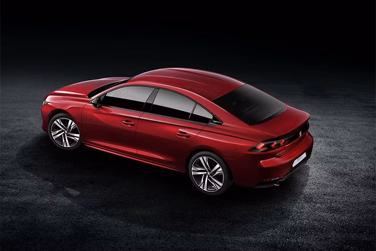 Bên sườn của Peugeot 508 2019 xuất hiện bộ la-zăng có kích thước dao động từ 16 - 19 inch. Đằng sau là cụm đèn hậu LED 3D nằm trong thanh ngang màu đen bóng. Chiều dài tổng thể của xe là 4.750 mm (giảm 80 mm) và chiều cao chỉ 1.400 mm (giảm 60 mm). Ngay cả chiều dài cơ sở cũng giảm 24 mm xuống còn 2.750 mm.