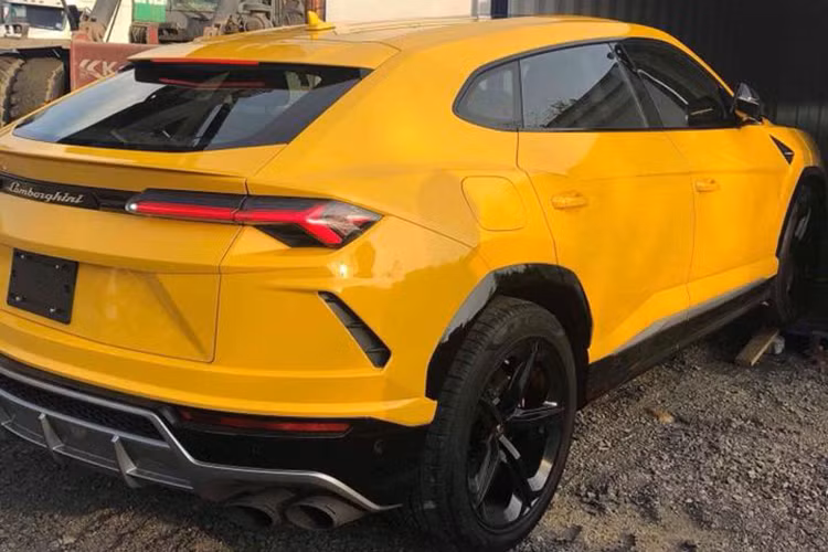 Ngoài bộ áo màu vàng độc đáo, siêu SUV Lamborghini Urus thứ 3 tại Việt Nam còn có các điểm nhấn với một số chi tiết sơn màu đen như cản va trước, nẹp sườn bên hông và cuối cùng là bộ mâm 5 chấu đơn sơn đen giúp cho ngoại hình siêu SUV này trở nên cứng cáp hơn. Ngoài ra, cản va sau của xe sơn màu xám và cặp ống xả kép sơn đen nhám.