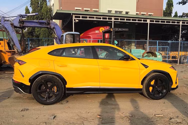 Ngoại thất siêu SUV Lamborghini Urus thứ 3 tại Việt Nam mang màu sơn vàng khá nổi bật, 2 chiếc trước đó về nước mang màu trắng thuộc sở hữu của Minh "Nhựa" và chiếc Lamborghini Urus màu xám được vận chuyển đến Nha Trang. Các chi tiết ngoại thất xe không có nhiều khác biệt.