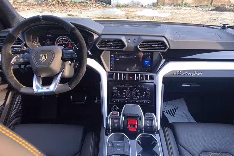 Bên trong khoang lái chiếc SUV Lamborghini Urus này sở hữu các chi tiết bọc da màu đen, điểm nhấn có thể kể đến các đường chỉ may màu vàng "tông xuyệt tông" ở ngoại thất. Xe cũng được trang bị nhiều công nghệ giải trí hiện đại nhất như kết nối Apple CarPlay và Android Auto, loa Bang &amp; Olufsen với công suất 1.700 W...