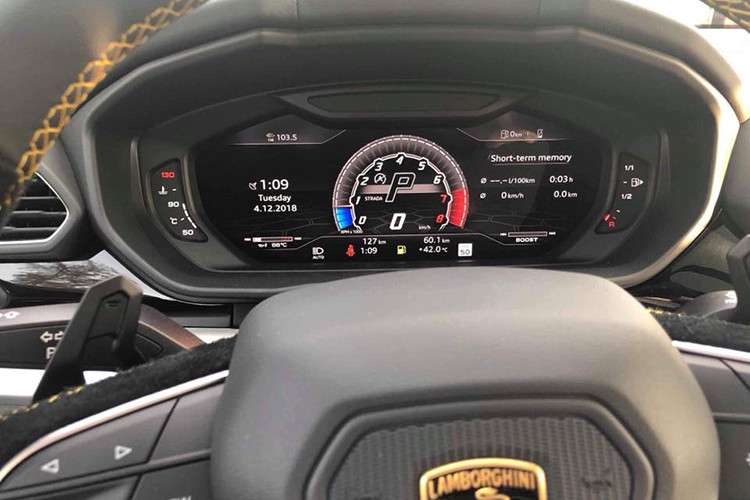 Hàng ghế phía sau của chiếc Lamborghini Urus tại Việt Nam mang màu ghi xám là 3 chỗ ngồi cùng hai màn hình trang bị phía sau. Ngoài ra, hãng siêu xe Lamborghini còn mang đến tuỳ chọn hàng ghế sau với 2 ghế độc lập và trang bị thêm một số "đồ chơi" khác tuỳ theo nhu cầu và chọn lựa của khách hàng.