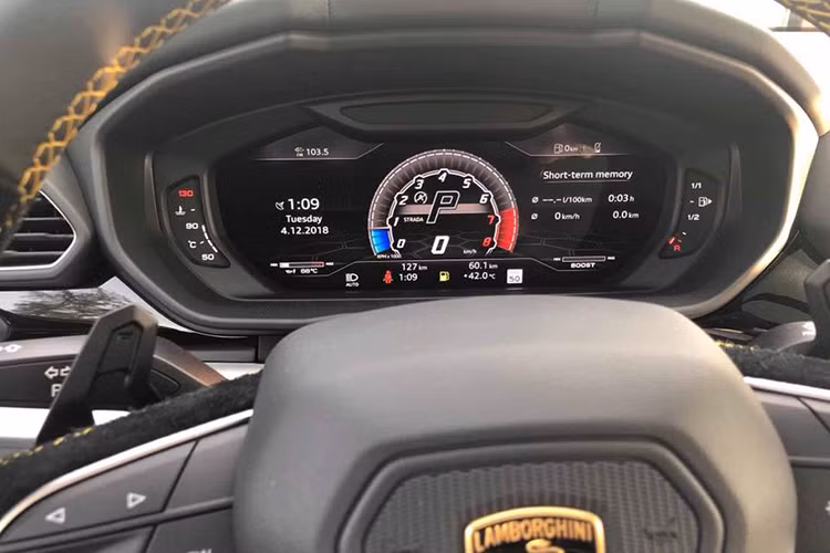 Hàng ghế phía sau của chiếc Lamborghini Urus tại Việt Nam mang màu ghi xám là 3 chỗ ngồi cùng hai màn hình trang bị phía sau. Ngoài ra, hãng siêu xe Lamborghini còn mang đến tuỳ chọn hàng ghế sau với 2 ghế độc lập và trang bị thêm một số "đồ chơi" khác tuỳ theo nhu cầu và chọn lựa của khách hàng.