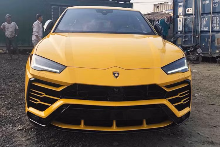 Hiện chưa rõ mức giá SUV Lamborghini Urus được nhập khẩu tư nhân này, chỉ biết rằng, giá lăn bánh của bộ đôi Urus chính hãng tại Việt Nam khoảng gần 30 tỷ đồng. Mức giá khởi điểm của Lamborghini Urus tại thị trường nước ngoài khoảng 172.000 Euro (tương đương 4,6 tỷ đồng).