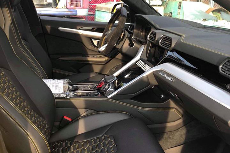 Siêu SUV Lamborghini Urus được trang bị động cơ xăng V8, tăng áp kép, dung tích 4.0 lít, cho công suất tối đa 650 mã lực và mô-men xoắn cực đại 850 Nm. Động cơ kết hợp cùng hộp số tự động 8 cấp và hệ dẫn động 4 bánh giúp Lamborghini Urus có thể tăng tốc từ 0-100 km/h trong 3,6 giây trước khi đạt vận tốc tối đa 305 km/h.