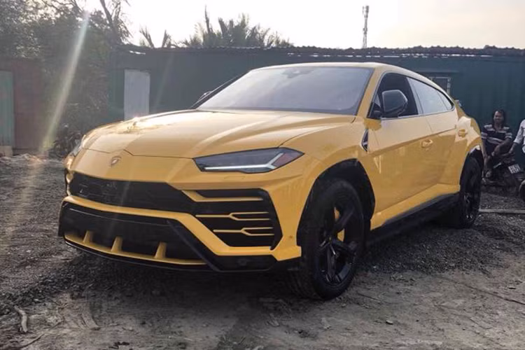 Sau hai chiếc đầu tiên được nhập khẩu chính hãng, siêu SUV Lamborghini Urus thứ 3 tại Việt Nam vừa mới được khui công. Xe do một công ty nhập khẩu tư nhân tại TP HCM đưa về nước. Đây cũng là chiếc Urus đầu tiên về Việt Nam theo diện nhập khẩu không chính hãng.