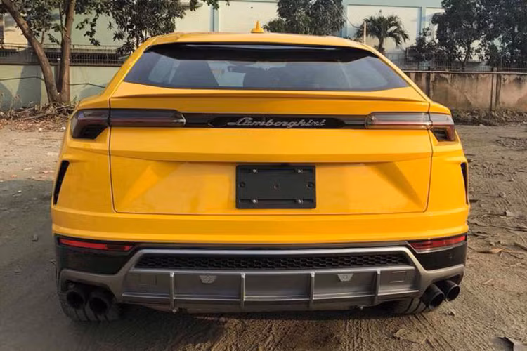 Cụm điều khiển của xe bao gồm nút khởi động và chế độ lựa chọn lái Anima của xe với 6 tính năng lái như Strada (đường phố), Sport (thể thao) và Corsa (đường đua) khá quen thuộc trên các siêu xe của hãng. Ngoài ra, 3 chế độ mới tinh là Sabbia (đường cát), Terra (việt dã) và Neve (tuyết)...