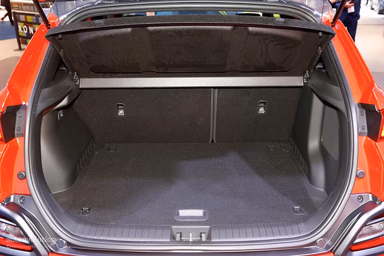 Kona 2018 tại thị trường Mỹ sẽ có 2 phiên bản động cơ là bản 1.0L và 1.6L Turbo. Đây cũng là những phiên bản động cơ đã xuất hiện tại thị trường Anh Quốc mới đây. Phiên bản cơ sở (bản base) sẽ được trang bị động cơ xăng 1.0L T-GDi, công suất 120 mã lực, đi kèm hộp số 6 cấp.