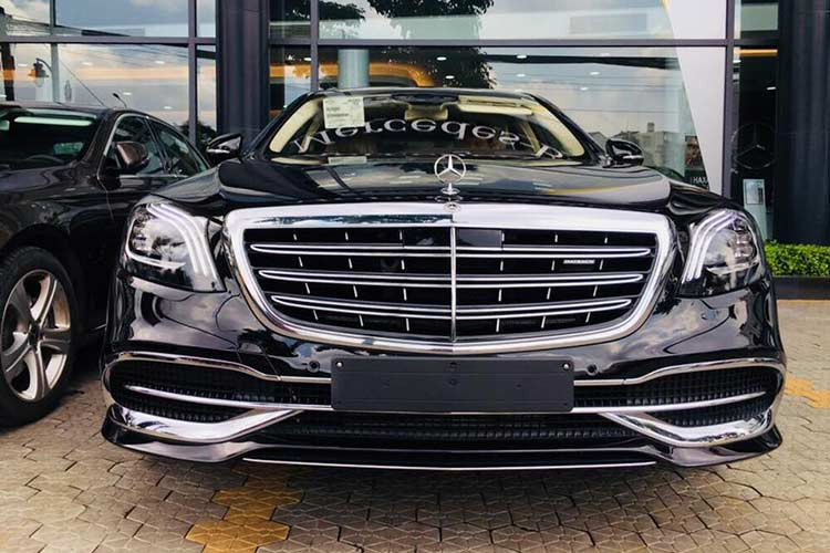 Mercedes-Maybach S450 4Matic, hãng Mercedes-Benz cũng sẽ giới thiệu đến với giới nhà giàu Việt 2 phiên bản khác của dòng là siêu xe sang Mercedes-Maybach S560 4Matic và Mercedes-Maybach S650 tại triển lãm ôtô Việt Nam 2018 (VMS) sẽ diễn ra vào tháng 10 tới đây.