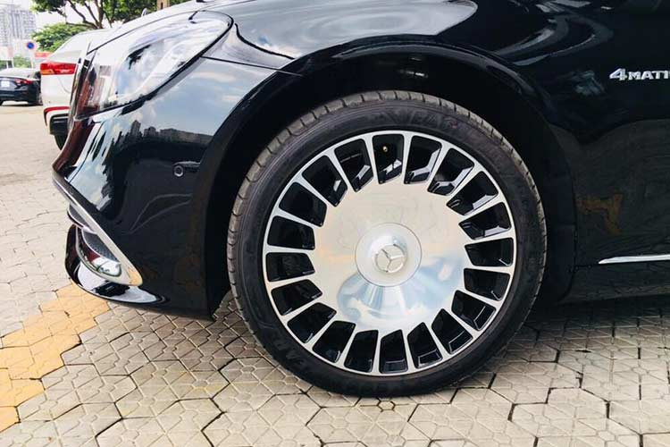 Mẫu xe siêu sang Mercedes-Maybach S560 4Matic mới này sở hữu bộ mâm đa chấu kép mới mạ crôm khoẻ khoắn, đuôi xe xuất hiện nhiều dấu hiện nhận biết đây là phiên bản Mercedes-Maybach như logo Maybach hay ống xả kép mạ crôm...
