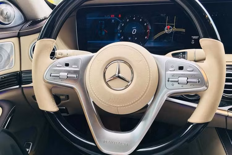 Bên trong khoang lái của Mercedes-Maybach S560 4Matic 2018 có 2 hàng ghế sau hạng thương gia với các tính năng như ngả tối đa 43,5 độ, tích hợp đệm đỡ bắp chân, nhớ vị trí, mát-xa. Ở giữa 2 hàng ghế này là tủ lạnh 8,5 lít, bàn gấp, ngăn đựng ly champagne bằng bạc và hệ thống giải trí với đầu đọc Blue-Ray.