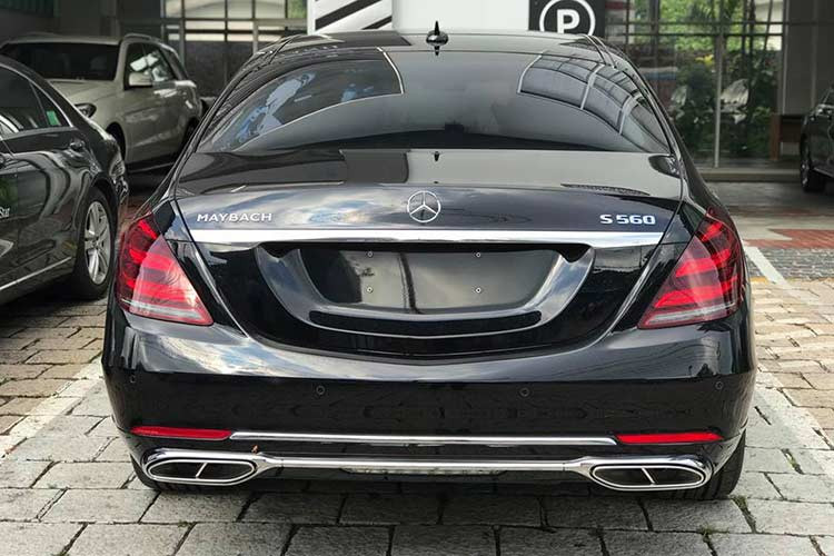 Mercedes-Maybach S560 4Matic thực ra là bản nâng cấp của chiếc Mercedes-Maybach S500, ngoại hình mẫu xe siêu sang đời mới này thay đổi thiết kế cản va trước/sau, sử dụng loại đèn pha Multibeam LED hoàn toàn mới nhưng lưới tản nhiệt vẫn là 3 thang ngang nan kép.