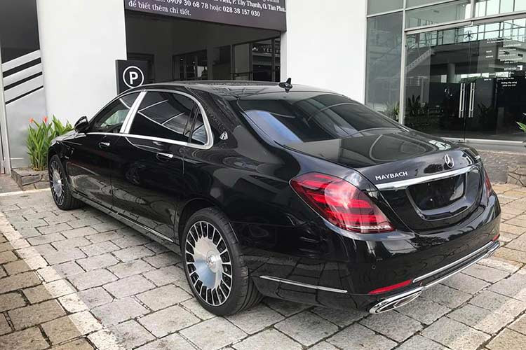Mặc dù chưa hề được ra mắt, mới đây những chiếc xe siêu sang Mercedes-Maybach S560 4Matic đã có mặt tại một số đại lý của Mercedes-Benz để cho các khách hàng chiêm ngưỡng và có thể đặt cọc ngay để mua.