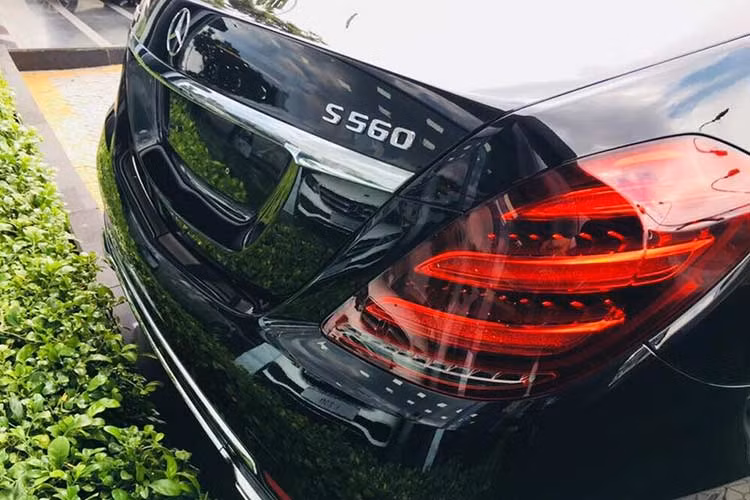 Mercedes-Maybach S560 4Matic sử dụng động cơ V8, dung tích 4,0 lít, tăng áp kép, tạo ra công suất tối đa 463 mã lực và mô-men xoắn cực đại 700 Nm. Động cơ kết hợp cùng hộp số tự động 9 cấp 9G Tronic và hệ dẫn động 4 bánh toàn thời gian, nhờ đó, Mercedes-Maybach S560 4Matic chỉ mất thời gian 5,8 giây để tăng tốc từ vị trí xuất phát lên 100 km/h.