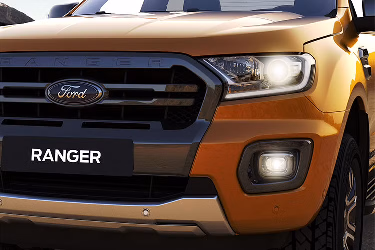 Về thiết kế, mặt trước Ford Ranger 2018 gây ấn tượng bằng lưới tản nhiệt tinh chỉnh trông tinh tế hơn, đèn pha sử dụng bóng bi-Xenon, đèn định vị LED. Các nhà thiết kế đã tạo nên nắp ca-pô gồ ghề, các khe hút gió ở cản trước và vòm bánh xe cơ bắp hơn so với các đối thủ cùng phân khúc.