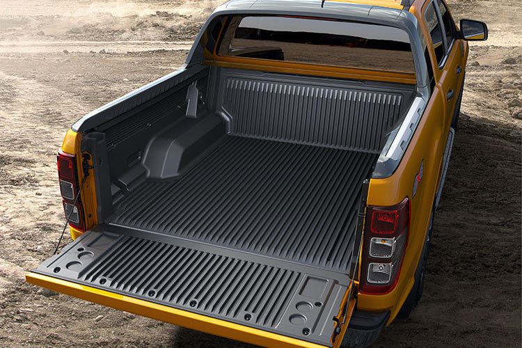 Kính chắn gió của xe được thiết kế ngả về phía sau sẽ giúp giảm lực cản không khí và tiếng gió. Vòng ra đằng sau, bạn sẽ thấy cửa thùng được dập logo "Ranger" như dấu hiệu nhận biết. Bên cạnh đó là tính năng EZ Lift Tailgate giúp người dùng đóng/mở cửa thùng sau bằng một tay.