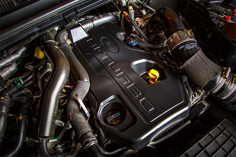 Ford Ranger 2018 mới tại Việt Nam có 7 phiên bản, bao gồm Wildtrak Bi-Turbo 2.0L 4x4 10AT; Wildtrak Turbo 2.0L 4x2 10AT; XLT 2.2L 4x4 6AT &amp; 6MT; XLS 2.2L 4x2 6AT &amp; 6MT, và XL 2.2L 4x4 6MT. Như vậy, chỉ có 2 phiên bản Ranger Wildtrak là được trang bị động cơ và hộp số mới, trong khi 5 phiên bản còn lại vẫn sử dụng động cơ diesel 2.2 Duratorq (160PS/385Nm) đi kèm hộp số tự động 6 cấp hoặc số sàn 6 cấp, dẫn động 1 cầu hoặc 2 cầu tùy phiên bản.