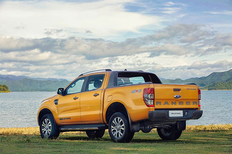 Về trang bị an toàn, Ford Ranger 2018 sở hữu hệ thống phanh khẩn cấp tự động, hỗ trợ giữ làn đường, cảnh báo chệch làn đường... Ngoài ra, xe còn có thể sở hữu kiểm soát hành trình thông minh, hệ thống cảm biến lùi, hệ thống thông tin điểm mù và phát hiện người đi bộ. Hệ thống kiểm soát tốc độ tự động với cảnh báo va chạm trước vẫn được giữ nguyên.