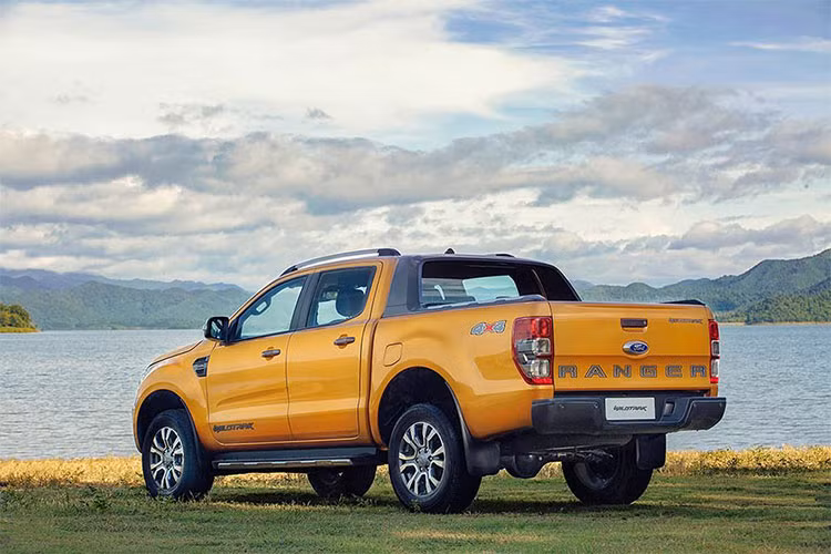 Về trang bị an toàn, Ford Ranger 2018 sở hữu hệ thống phanh khẩn cấp tự động, hỗ trợ giữ làn đường, cảnh báo chệch làn đường... Ngoài ra, xe còn có thể sở hữu kiểm soát hành trình thông minh, hệ thống cảm biến lùi, hệ thống thông tin điểm mù và phát hiện người đi bộ. Hệ thống kiểm soát tốc độ tự động với cảnh báo va chạm trước vẫn được giữ nguyên.