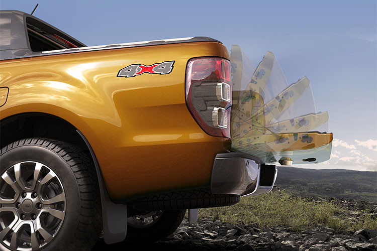 Ở bản Ford Ranger Wildtrak cao cấp nhất, xe sẽ được trang bị đèn pha HID mới, tích hợp dải đèn LED định vị ban ngày, đèn sương mù LED phía trước, tay nắm cửa tích hợp cảm biến mở/khóa cửa, gương chiếu hậu chỉnh điện/gập điện/sấy và màu sơn cam Sabre mới.