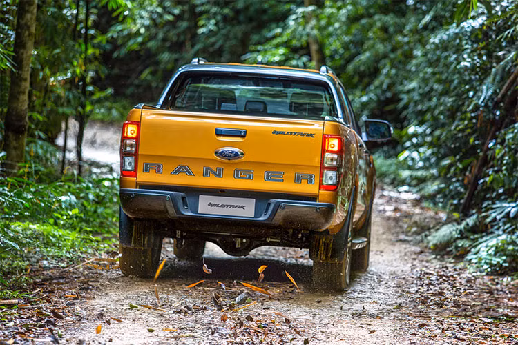 Toàn bộ các phiên bản Ranger mới kể cả các bản tiêu chuẩn như XL và XLS đều được trang bị trợ lực lái điện. Hai phiên bản Ranger Wildtrak dùng động cơ 2.0L mới và hộp số tự động 10 cấp không chỉ vượt trội về khả năng vận hành, mà Ford còn bổ sung thêm hàng loạt công nghệ trang bị hiện đại, lần đầu tiên trong phân khúc xe bán tải.