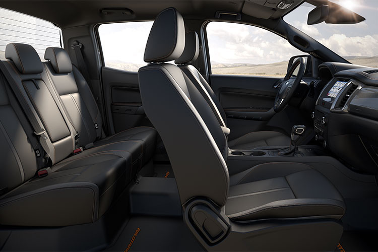 Về trang bị an toàn, bán tải Ford Ranger 2018 sở hữu hệ thống phanh khẩn cấp tự động, hỗ trợ giữ làn đường, cảnh báo chệch làn đường... Ngoài ra, xe còn có thể sở hữu kiểm soát hành trình thông minh, hệ thống cảm biến lùi, hệ thống thông tin điểm mù và phát hiện người đi bộ.