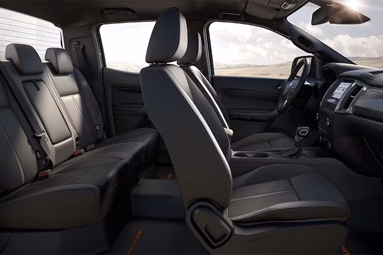 Về trang bị an toàn, bán tải Ford Ranger 2018 sở hữu hệ thống phanh khẩn cấp tự động, hỗ trợ giữ làn đường, cảnh báo chệch làn đường... Ngoài ra, xe còn có thể sở hữu kiểm soát hành trình thông minh, hệ thống cảm biến lùi, hệ thống thông tin điểm mù và phát hiện người đi bộ.