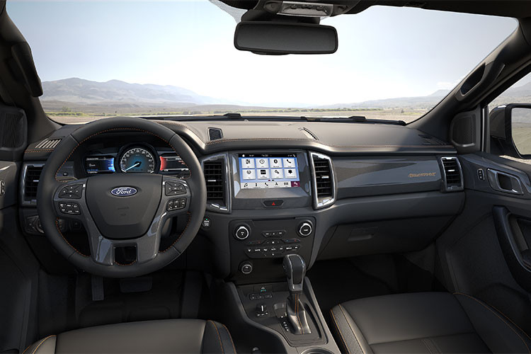 Bên trong chiếc Ford Ranger Wildtrak 2018 mới về Việt Nam là nội thất bọc da màu đen thể thao, nút bấm khởi động máy, mở cửa không cần chìa khóa và hệ thống thông tin giải trí SYNC 3 với màn hình cảm ứng 8 inch, hỗ trợ ứng dụng Apple CarPlay/Android Auto. Tiếp đến là tính năng điều khiển bằng giọng nói và kết nối Bluetooth.