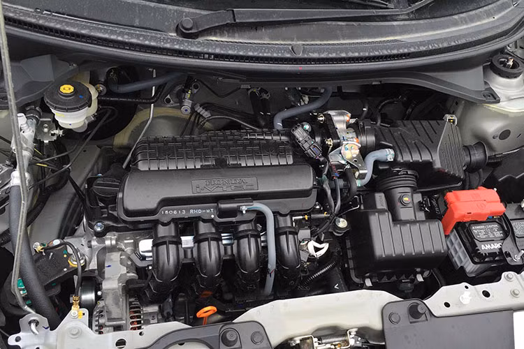 Honda Brio 2019 tại sở hữu động cơ xăng i-VTEC 4 xi-lanh, dung tích 1,2 lít lấy từ thế hệ cũ. Động cơ này tạo ra công suất tối đa 90 mã lực tại tua máy 6.000 vòng/phút và mô-men xoắn cực đại 110 Nm tại tua máy 4.800 vòng/phút. Tương tự như trước đây, động cơ cũng kết hợp với hộp số sàn 5 cấp hoặc CVT, truyền sức mạnh tới cầu trước.